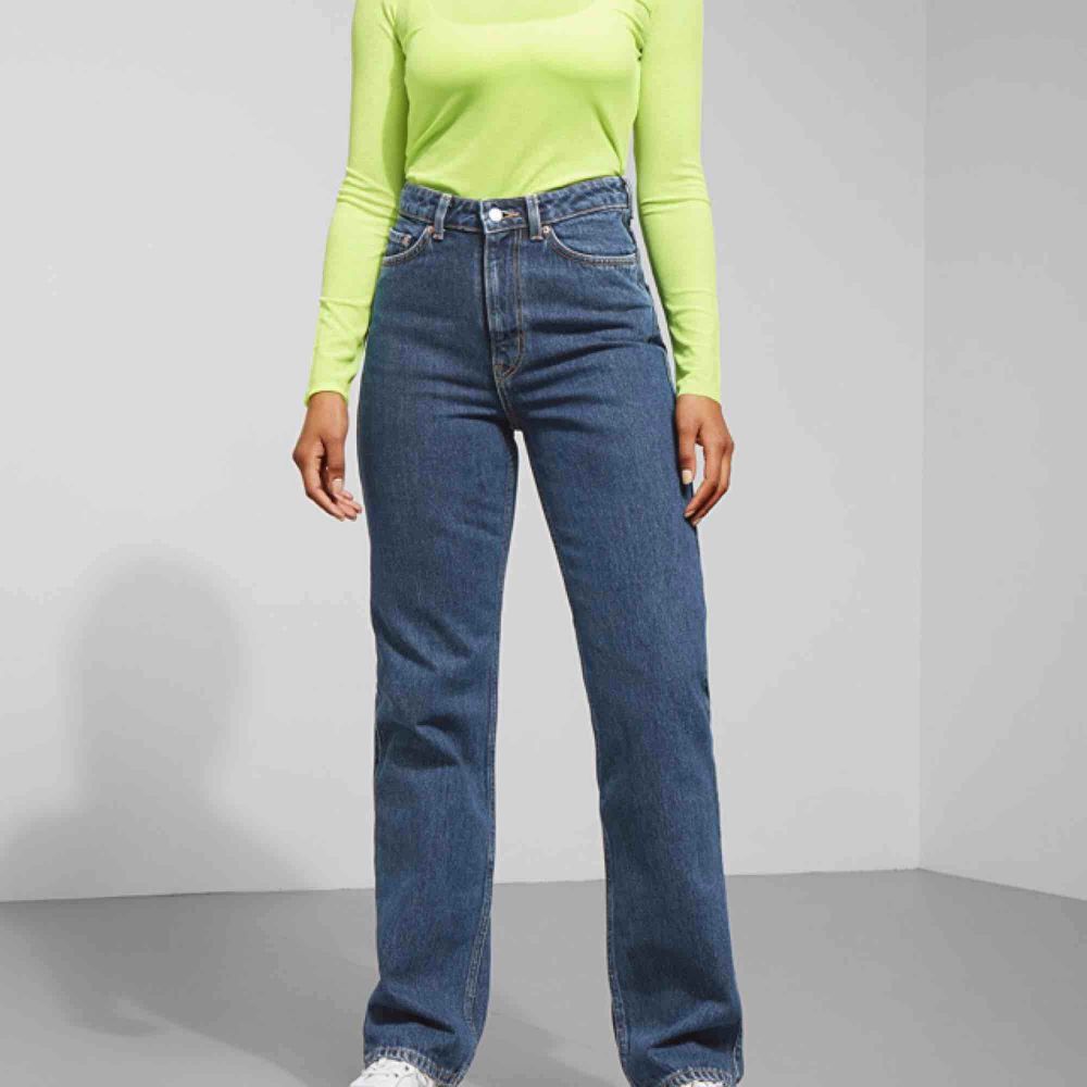 Superfina jeans från Weekday i modellen Row. Knappt använda, säljer pga fel storlek! (Helt slutsåld modell) pris kan diskuteras vid snabb affär! . Jeans & Byxor.