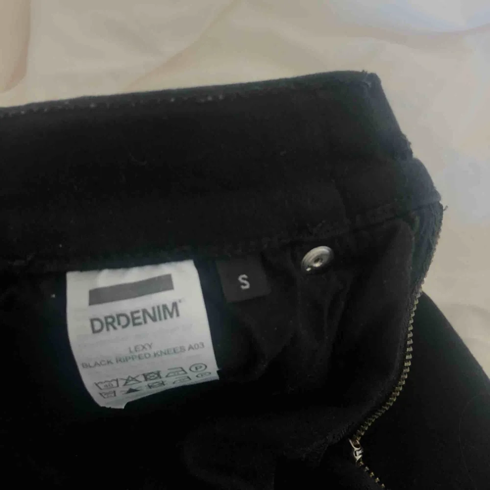Svarta ripped jeans från Dr. Denim. Bra skick, använda fåtal gånger. Köparen står för frakt☺️. Jeans & Byxor.