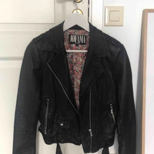  - Skinnjacka från JOFAMA by Kenza i storlek 36. 