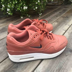  - Nike Air i tegelröd färg. Bra skick! 