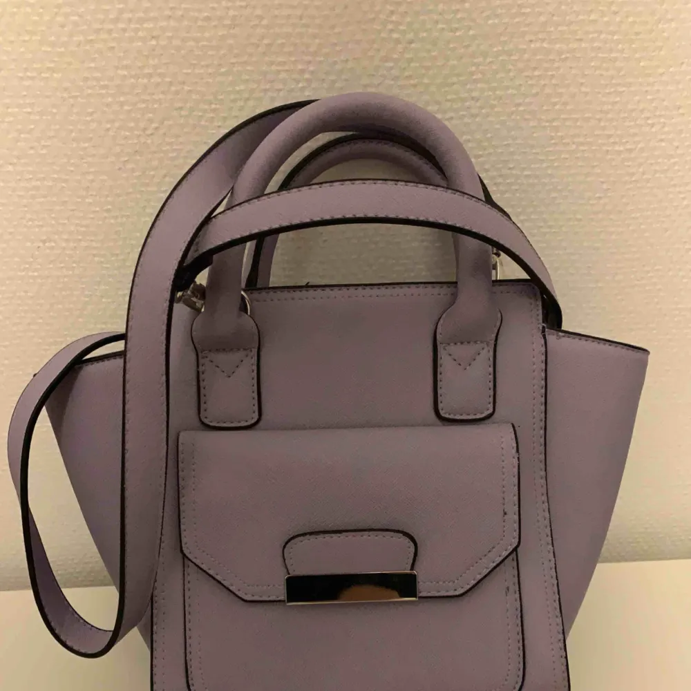 Handväska från New Look i lila pastellfärg. Avtagbar axelrem. Aldrig använd, perfekt skick! ✨. Väskor.
