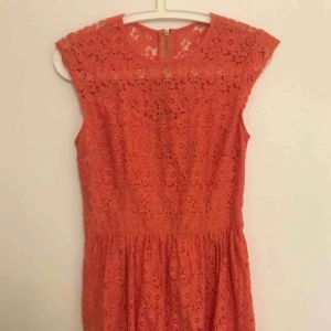  - Klänning ifrån oasis i storlek 34, oanvänd