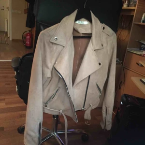  - Jacka från boohoo använt någon gång den är i bra skick. Den är beige och lite smutsrosa 