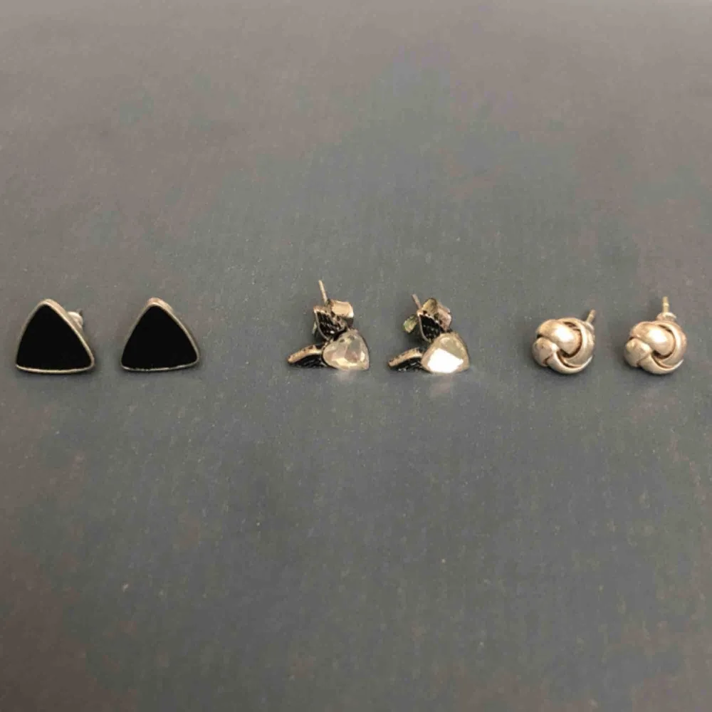 Tre olika par örhängen, 10kr styck eller 25 för alla 3! Frakt tillkommer✨. Accessoarer.