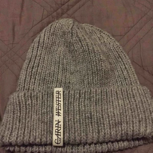  - Carin Wester mössa i bra skick Ny pris 250 mitt pris 150  pris kan diskuteras vid snabb affär Kolla mina andra annonser vill bli av med allt så köp 3 betala för två du får den billigaste på köpet Kan mötas upp och jag fraktar men köparen står för frakten