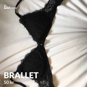  - Ganska bra skick. Sammet på bhbanden samt bh bygeln. Resten spets. En liten rosett samt diamant längst fram (se bild 2)