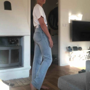  - Jeans från weekday, modellen voyage och färgen spring blue. Storlek 27/32 så dom är perfekt längd om man tycker om när jeansen hänger över skorna lite. Är 170cm lång! 72kr frakt tillkommer. 