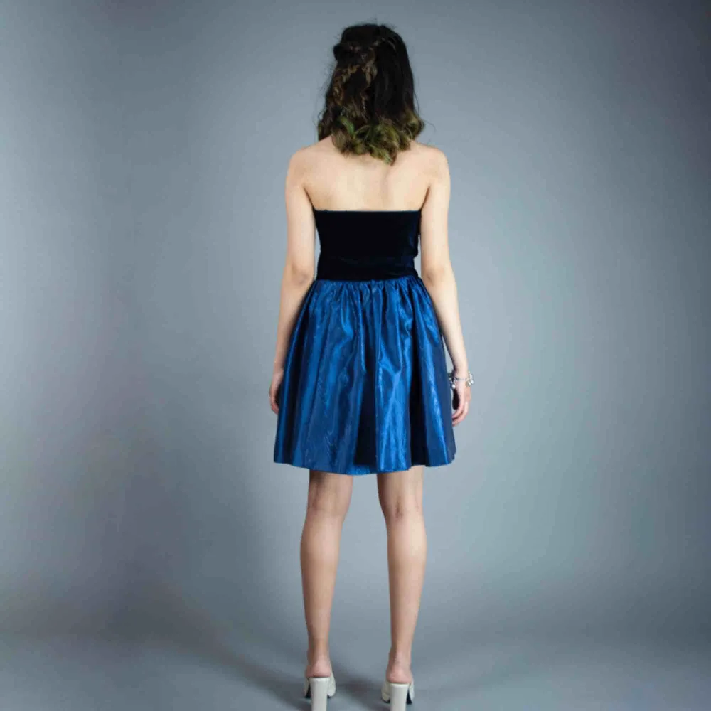 Vintage 80s strapless bustier and full skirt mini prom dress in dark blue size XXS-XS SIZE Label: UK 10, EUR 36, fits best XXS-XS Model: 165/ XS Measurements (flat): skirt length: ca 45 cm pit to pit: 37 cm waist: 32 cm Free shipping . Klänningar.