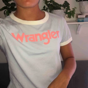  - Helt oanvänd tshirt från wrangler. Superskön och i storlek small! Frakt tillkommer!