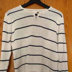  - Säljer min stickade tröja från lager 157 för 75kr i strl 160cm men känns som en xs, kan frakta men du får betala frakten själv (63kr), annars möts jag upp i Stockholm, betalning sker via swish, hoppas det är något för dig!☺️