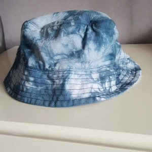  - Vintage buckethat i batik, storlek 56/58. Kan skickas om köparen står för fraktkostnaden som då blir 36kr.