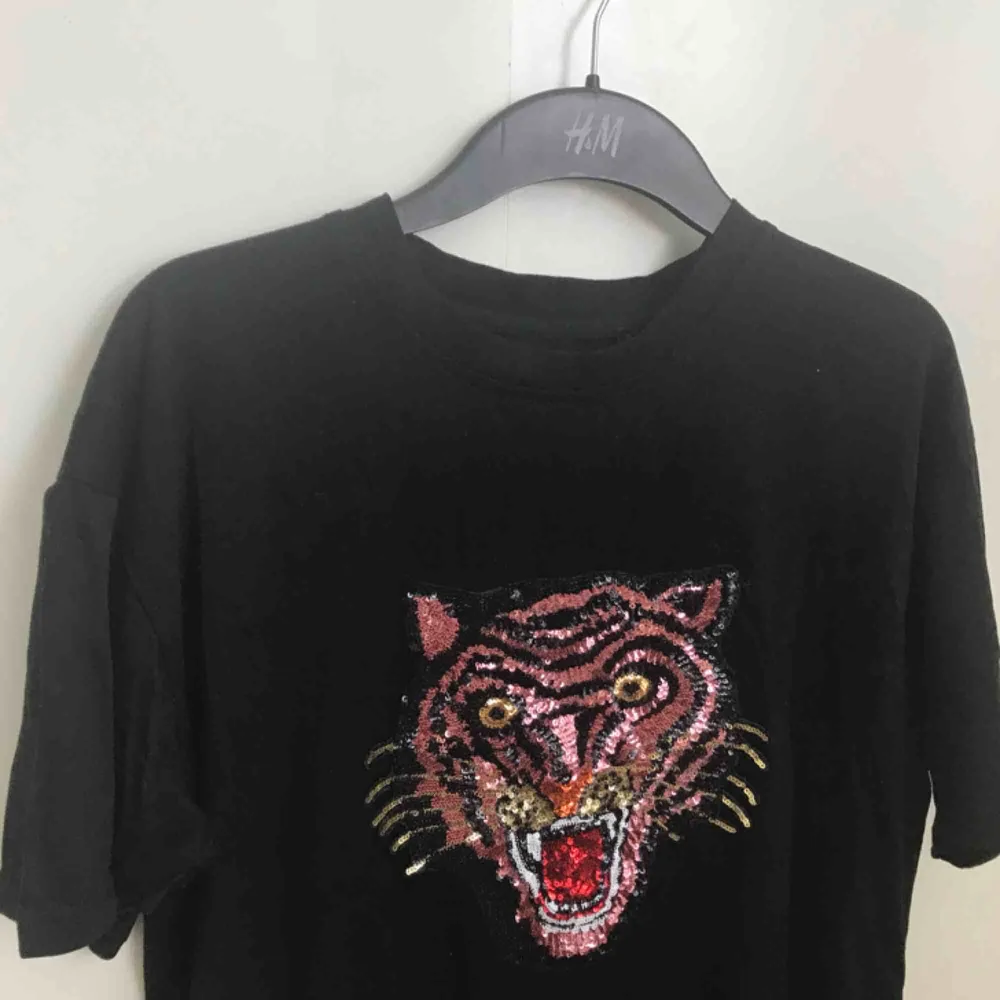 T-shirt med glittrigt tryck av en tiger. Oversize i storlek på någon som är XS/S. T-shirts.