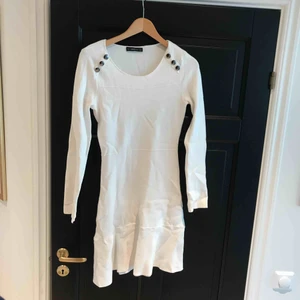  - Super fin varm vit klänning från zara, använd 1 gång!