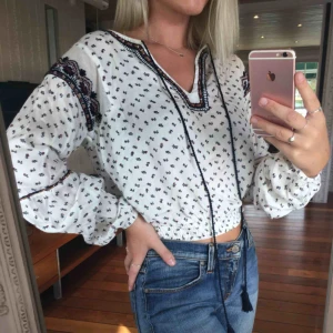  - Jättefin blus från Bik Bok i stl XS. Snygg passform med resår i midja och armar och fina detaljer. Mycket sparsamt använd. Kan mötas upp i/nära Göteborg. Kan även skickas, då tillkommer fraktkostnad.