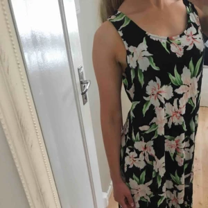  - Sommarklänning storlek L passar S-L. Aldrig använd. 