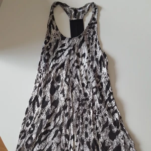  - Topp i svart,vitt med inslag av brunt   +frakt   