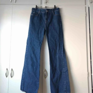  - Utsvängda jeans från & other stories. Ingen strech. Mörkblå denim. 