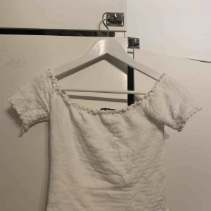  - Gullig croptop från bikbok. Off-shoulder.