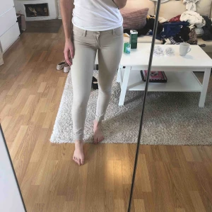  - Beiga jeans från hollister! Köparen betalar frakt. Låg midja. 