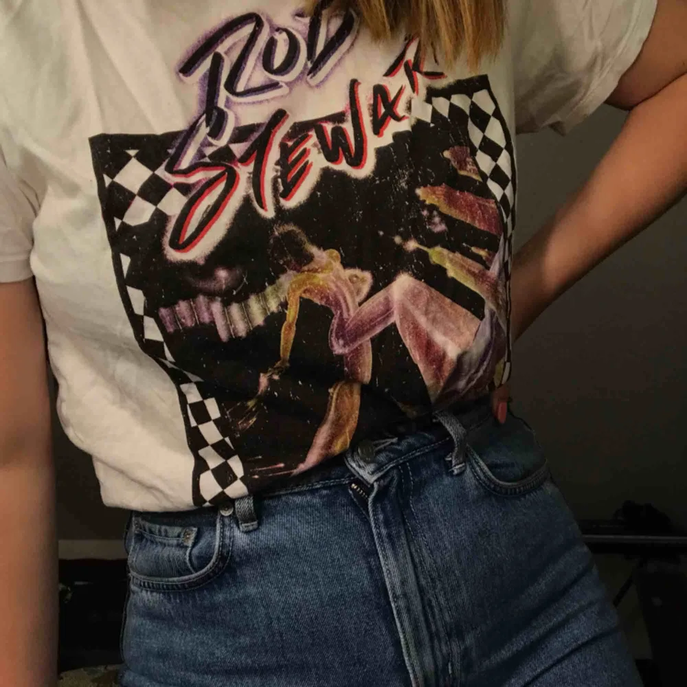Cool t-shirt med Rod Stewart på. Använd fåtal gånger. 150kr inklusive frakt:). T-shirts.