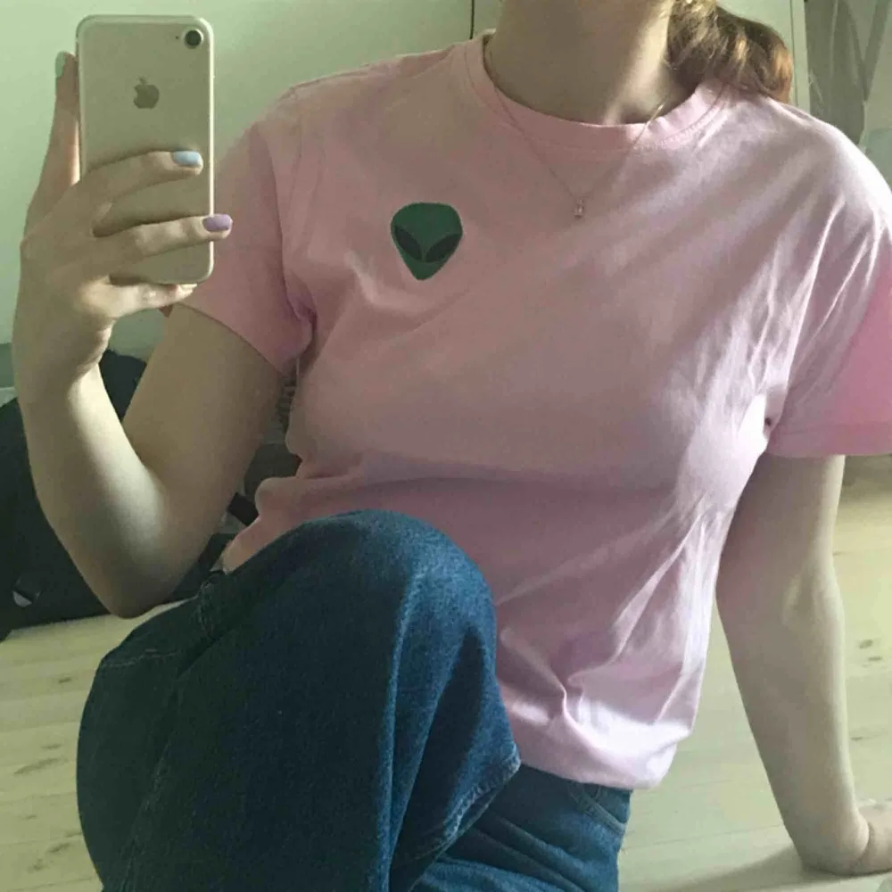 gullig rosa tröja med alien på👽 passar XS-M. T-shirts.