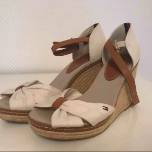 Utförsäljning - Tommy Hilfiger Original - ORIGINAL Tommy Hilfiger.  Använda några gånger men dom måste tvättas. Storlek 39