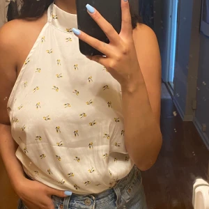 Topp öppen rygg  - Säljer denna söta topp från Gina tricot med öppen rygg och knytning, då den inte kommer till användning! Denna tröjan är i strl 40 men passar mig som har 34/36. Kan mötas upp i Växjö eller frakta!🧚🏼‍♀️🧚🏼‍♀️