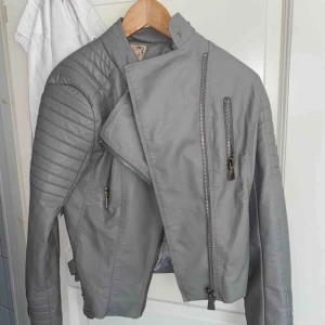  - Skinnjacka av nypris 1000kr köpt förra året men säljes för jag har flera stycken , skinnjackan går att ändra lite storlek på med spännen på sidan så passar S/M och mig som har L och M på jackor. För mer frågor kontakta mig privat