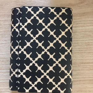Plånbok By Malene Birger - Efter köp av ny plånbok säljer jag nu min superfina plånbok från By Malene Birger. Jag har varit rädd om min plånbok så den är fortfarande i jättefint skick. Modellen säljs ej längre. Tror nypriset var 1299kr.