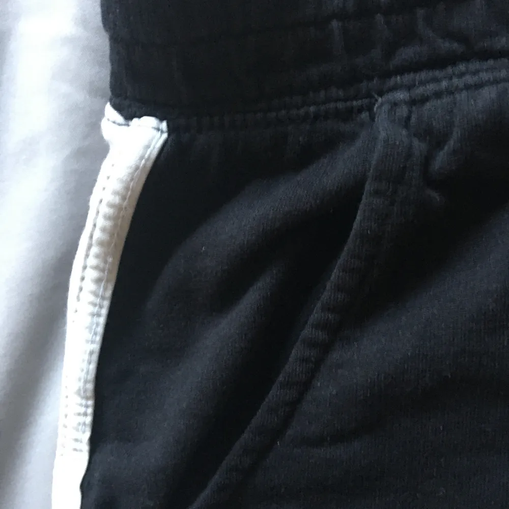 Svartvita shorts i mjukismaterial från H&M i storlek 170/S. Säljer för 49kr+frakt🦋. Shorts.