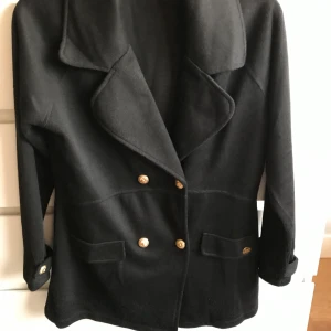 Chiara Forthi  - En snygg ”kofta” med gulddetaljer.  Endast provad pga fel storlek.🌸