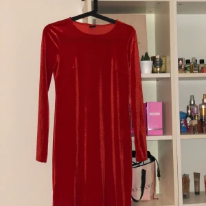 Röd tajt klänning - En röd tajt klänning i sammet med storleken 34,XS. Skulle säga att den passar S . Säljer då den inte kommer till användning och har endast använt en gång ! Köpte för 300. Säljer för 100 , frakt tillkommer