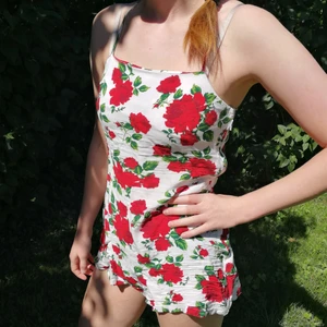 Blommig jumpsuit - En somrig jumpsuit med kryssband, använd men i gott skick. Frakt ingår i priset. 