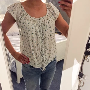 Gullig blus - Denna blus har ett gäng år på nacken men är så himla gulligt och är i fint skick fast det hängt med ett tag. Köpt på MQ! Köpare står för frakt!