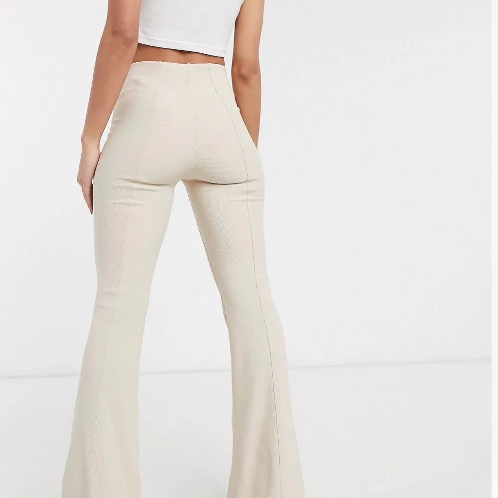 Skitsnygga byxor från Bershka💕, aldrig använda🦋 (lappen kvar), säljes pga fel storlek för mig🙁 köparen står för frakt☁️. Jeans & Byxor.
