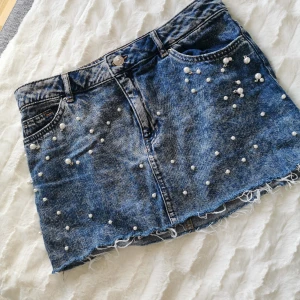 Jeanskjol  - Fin jeans kjol med pärlor. Fint skick. Storlek 36 