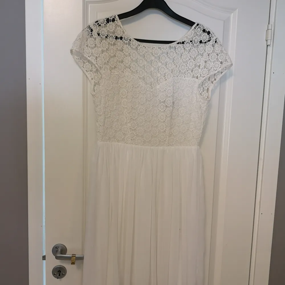 Jättefin, vit klänning som jag använde vid nians avslutning! I jättefint skick! . Klänningar.