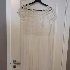 Jättefin, vit klänning som jag använde vid nians avslutning! I jättefint skick! 
