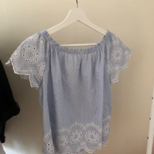 Jätte fin blus - Säljer denna så fina blus från Lindex, perfekt skicka och så fina detaljer!! Köparen står för frakten!😍🌸