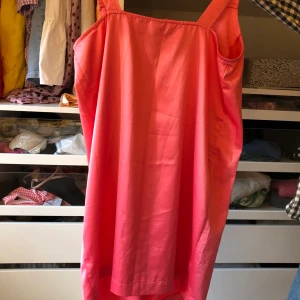 Klänning - En babyrosa klänning från Gina. Sitter jättefint och passar även bra med en tjock tröja över. Storlek 42 men passar mig som är S/M. 95 kr