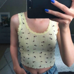 Linne från Urban Outfitters - Sött linne från BDG Urban Outfitters, i storlek S. Köparen står för frakt💗Högsta bud - 200kr (inkl frakt), budgivning avslutad. 