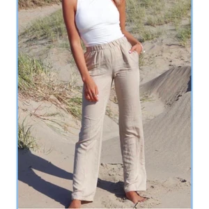 Linnebyxor - Säljer dessa oanvända linnebyxor för 400kr🐻det står storlek M men skulle definitivt säga att de är en Xs/S