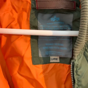 Alpha jacka - Jackan har använts ca 3 gånger. Den har varit ner packad och förvarade pga att den inte användes. 