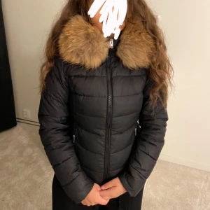 Rock and blue jacka - En fin rock and blue jacka i väldigt bra kvalite, använd en vinter. Pälsen är äkta och även köpt efter. Extra billig just nu pga att det inte är säsong! 