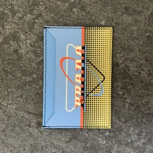 Prada Korthållare - Säljer denna helt nya korthållare från Prada. Nypris ca 2000kr. Frakt 63kr spårbart
