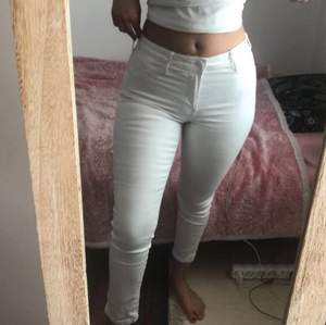 Super fina vita jeans! Bra skick! Kan ta ner priset på dem men ge gärna förslag då! 