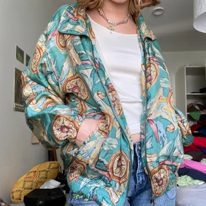 Skitsnygg windbreaker med coolt mönster! - Köpt från Beyond retro för 350! Inte min stil längre men toppskick och skön windbreaker! Finns fickor på båda sidorna och en liten inuti jackan för mindre artiklar! Frakt tillkommer 40kr