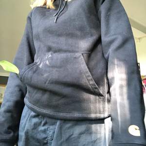 Carhartt hoodie! Inköpt från Caliroots, fint skick! Köparen står för frakt, hör av er för fler bilder 