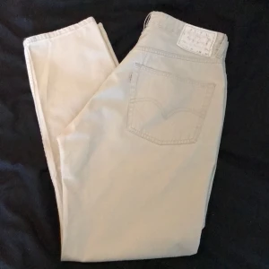 vintage Levis beige - Kan gå ner i pris vid snabbaffär! Står W32 men är mycket mindre W29/30. Raka i benen men sitter fint runt rumpan, ger lite hourglass-figur upp till midjan (ser ej modellnr men som 501). köparen står för frakt. Köpta på second hand men de är för stora.  