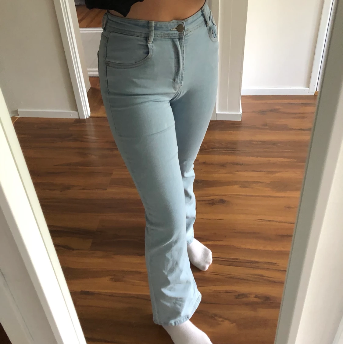 Flared jeans från pull and bear